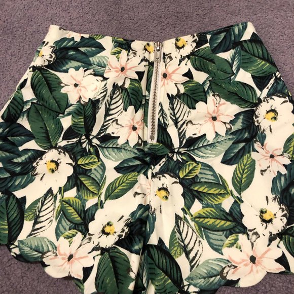 High Waisted Palm Tree Pattern Scalloped Shorts - Picture 2 of 3